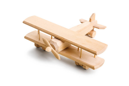 白色背景上隔离的复古木飞机照片