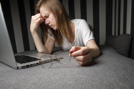 她摘下眼镜揉眼睛,一个视力不好的女人照片