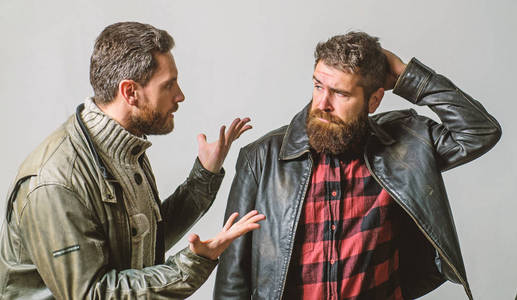 冲突和对抗.男人吵架,男人感到抱歉.失败和误解.感到内疚插画