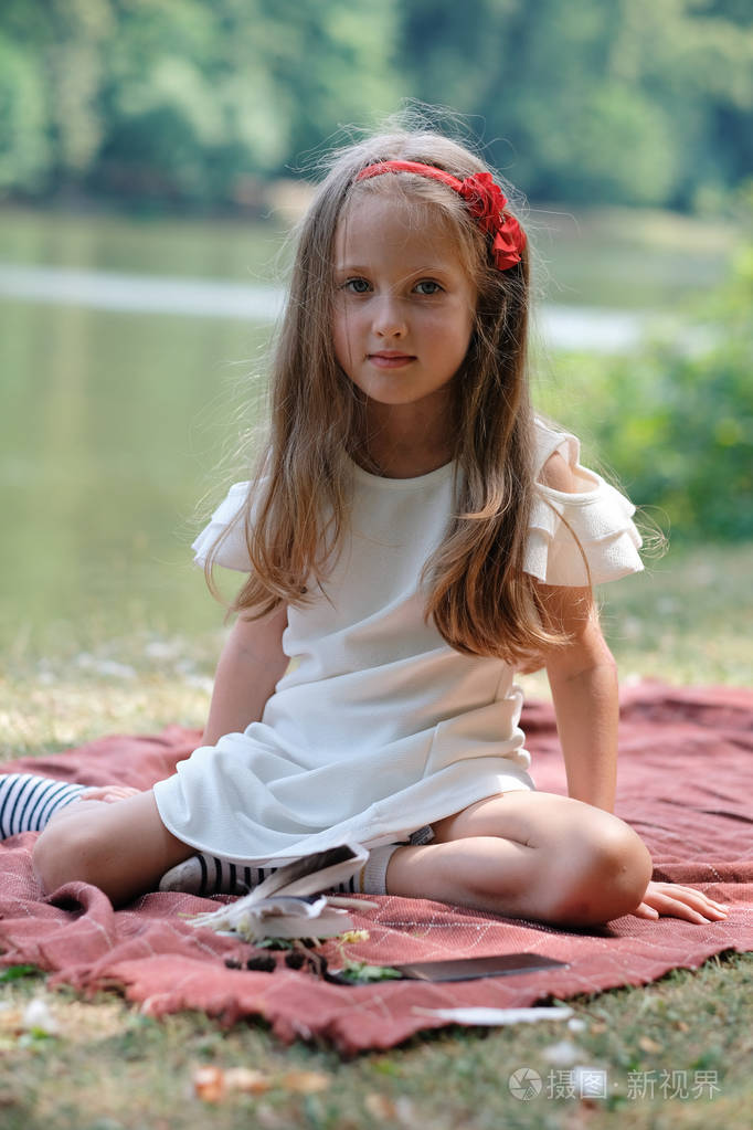 美丽的小女孩画像金色长发穿着白色连衣裙夏日户外