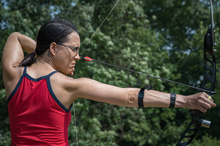 射箭运动作为一门运动学科,在大厅和自然中都有运行.