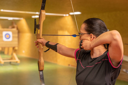 射向射箭运动作为一门运动学科,在大厅和自然中都有运行.