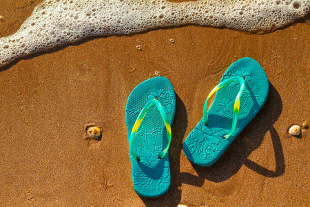 站在沙滩凉鞋图片