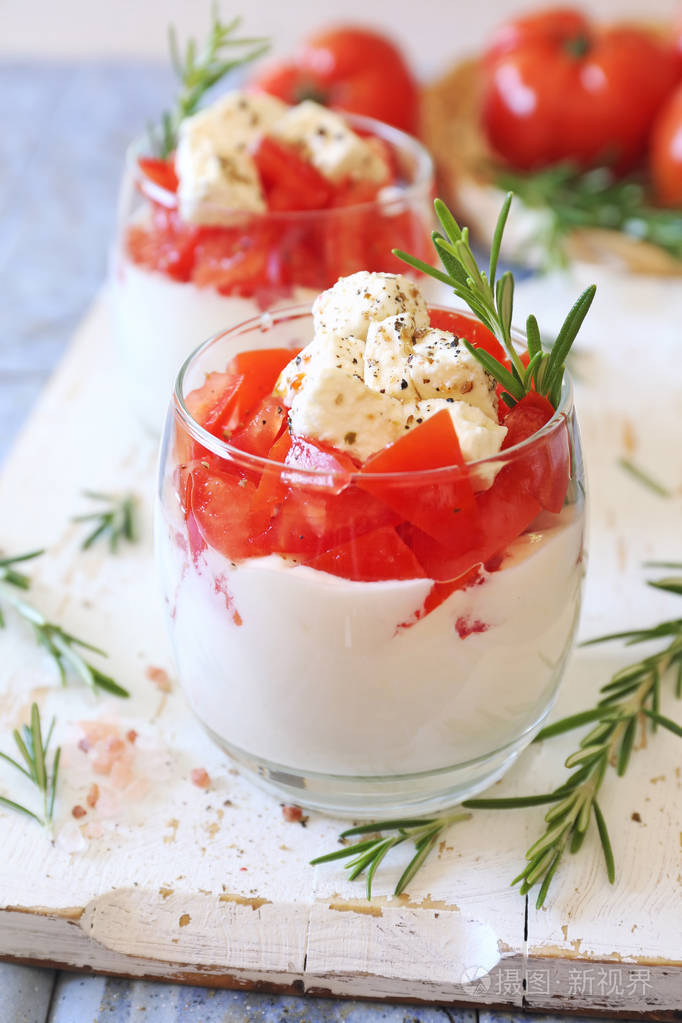 希腊酸奶配奶油奶酪西红柿和咸鱼奶酪