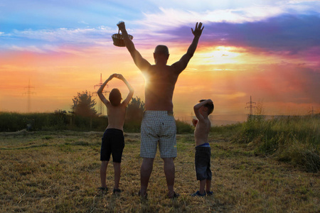 运动男人的背影图片