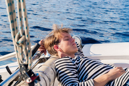 年轻的水手在平静中打瞌睡图片