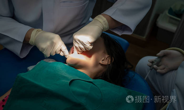 亚洲女孩见牙医做常规牙科检查和领事