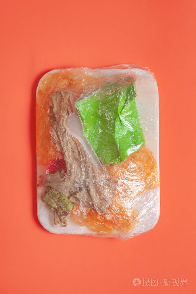 食品塑料污染的静物混合物创意海报为禁止塑料运动以食品的形式出现在