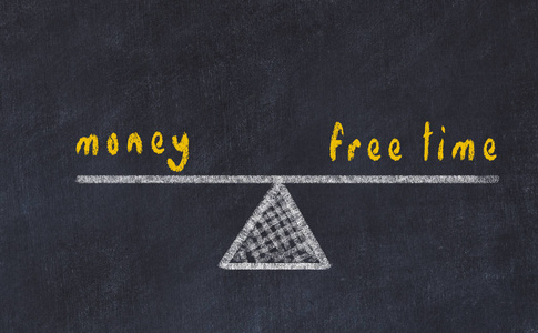 金钱与自由时间平衡的概念照片