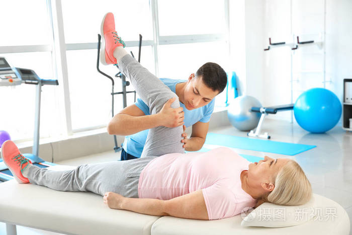 理疗师在康复中心与成熟患者一起工作