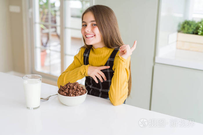 谷类食品 磨尖 广告 女孩 照相机 巧克力 肖像 指向 白种人