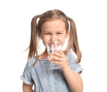 白色背景的可爱小女孩喝水照片