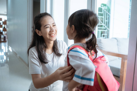 幼儿园学生早上在家穿校服图片