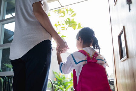 母亲送女儿上学的背影照片