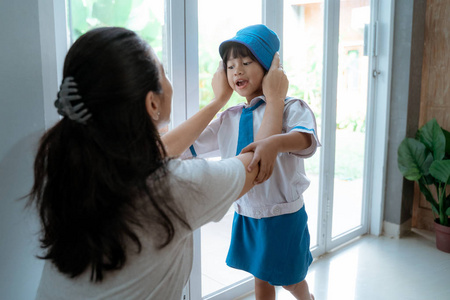 幼儿园学生早上在家穿校服图片