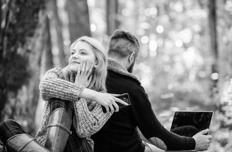 手机恋爱图片-手机恋爱素材-手机恋爱插画-摄图新视界