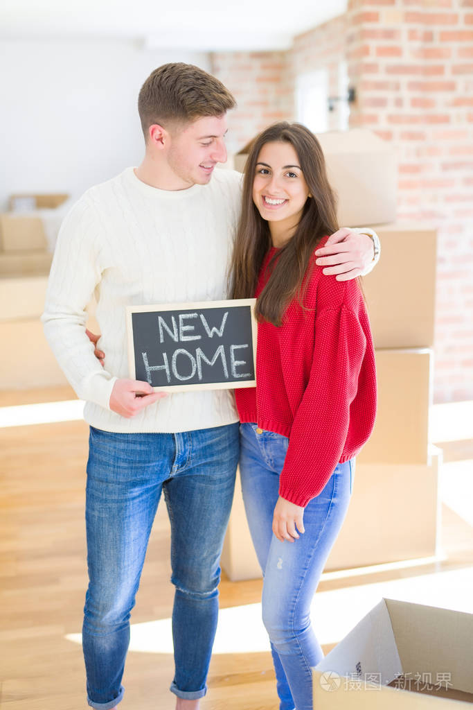 年轻貌美的情侣相依为命捧着黑板墨