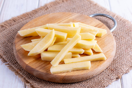 切土豆片切菜板上的土豆片照片