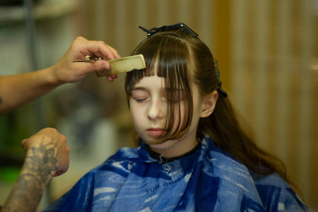 小女孩梳图片
