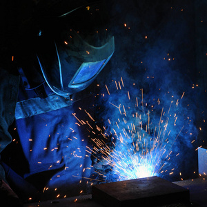 电焊工在工厂里炼钢图片