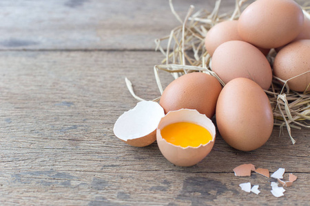 背景是蛋黄的碎鸡蛋.照片