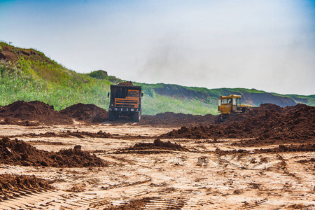 高岭土采石场表土开采照片