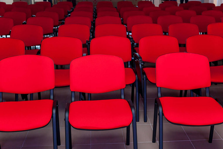 带红色舞台和椅子的会议室图片