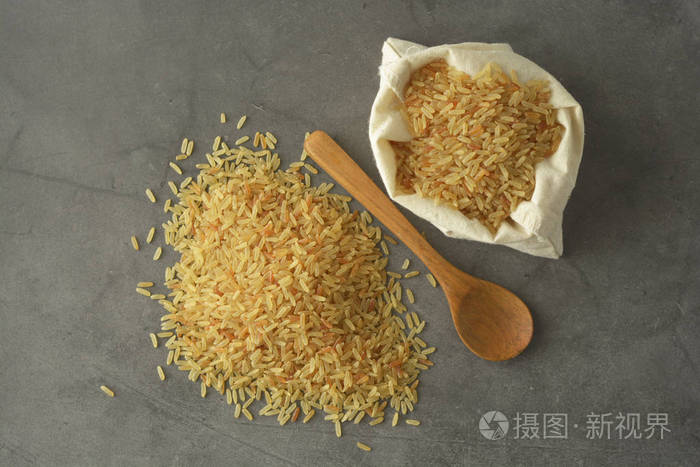 整堆米健康食品全麦谷类食品深色背景