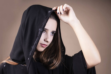 沙特妇女阿拉伯,穆斯林,女孩特写灯背景.