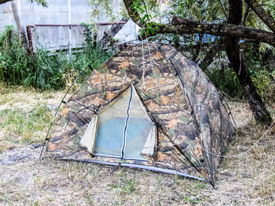 露营地森林中的旅游帐篷图片