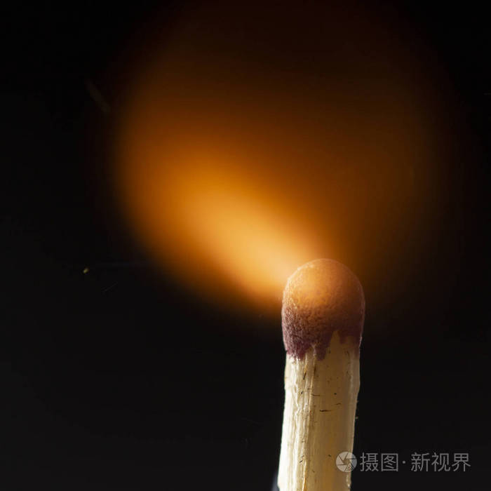 黑色背景上有红色火柴头的燃烧的木制火柴