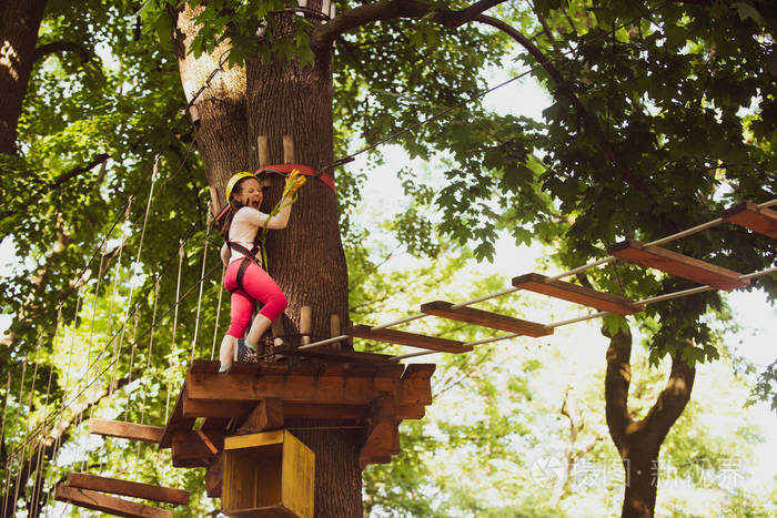 儿童暑期活动索道小女孩害怕地看着滑道因为害怕绳子滑得太厉害而把