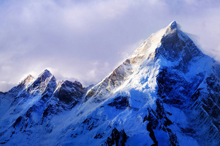 日落时,喀喇昆仑山脉美丽的雪山马舍布鲁姆峰全景照片