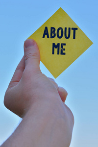 概念的意思是告诉别人你的好的坏的特点和过去的事情一张方纸用一只手