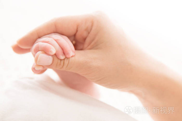 刚出生的宝宝手牵着妈妈妈妈抱着刚出生的孩子就白了