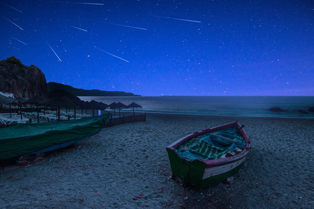 星夜和英仙座流星雨在海滩上图片