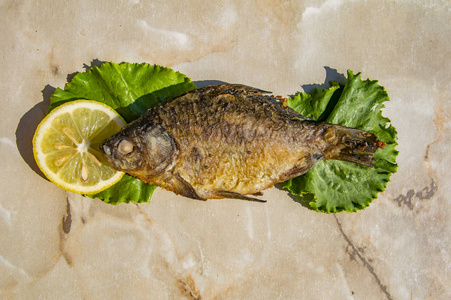 柠檬烤的鲫鱼图片