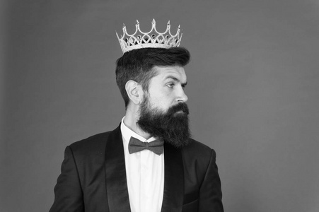 正装男装.利己主义者.穿着定制礼服和皇冠的商人.穿西装的贵宾.