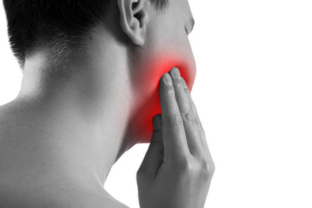 患有牙痛的人孤立在白色背景下,牙科学和牙周病概念照片