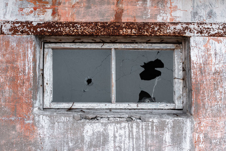 旧的被毁坏的废弃的砖房,窗户破了照片