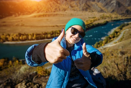 竖起大拇指的女孩竖起大拇指的女人被隔离了年轻人在夏天竖起大拇指