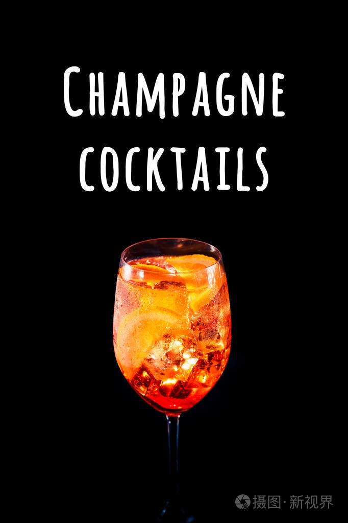 黑色背景上带有橙色薄片的时尚酒精性aperolspritz鸡尾酒香槟鸡尾酒