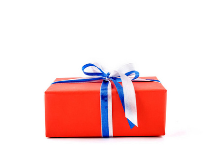 白底红蓝白相间的彩带礼盒照片