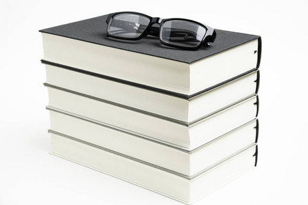 一套整整齐齐的五本书带着阅读眼镜