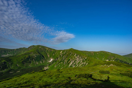 喀尔巴阡山脉夏季的岩石丘陵图片