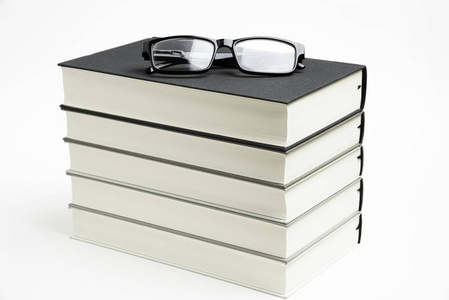 一套整整齐齐的五本书带着阅读眼镜