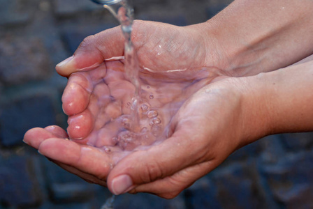 水杂质大人用手舀水照片