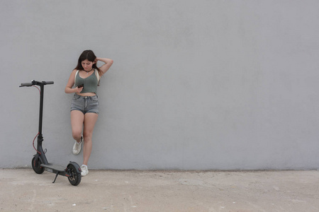 骑着电动滑板车的少女照片