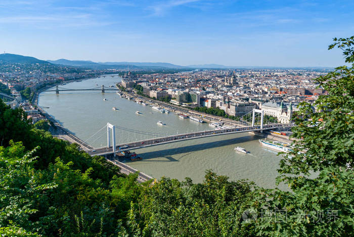 多瑙河布达佩斯全景，阳光明媚，背景是群山，游船环绕