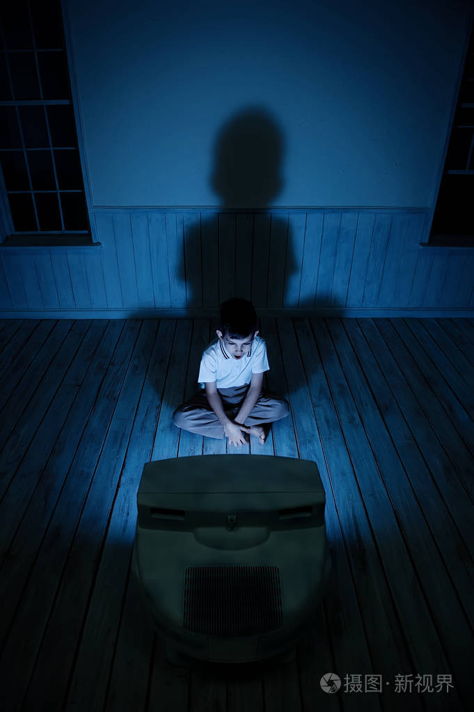 晚上看电视的男孩